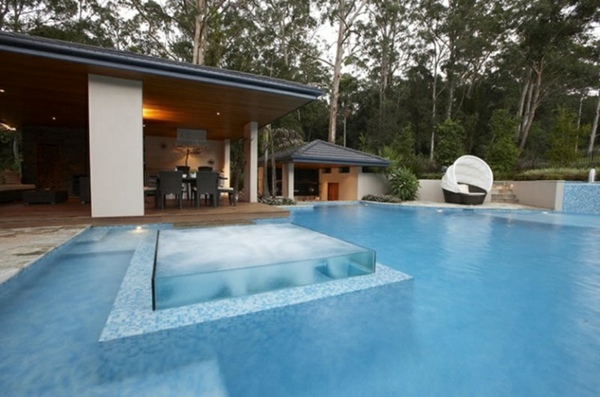 aménagement terrasse piscine-idee-bain à remous-canape-original